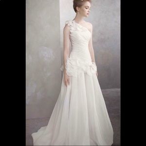 White by VERA WANG Wedding Gown PRESERVED 👰🏻💐💒